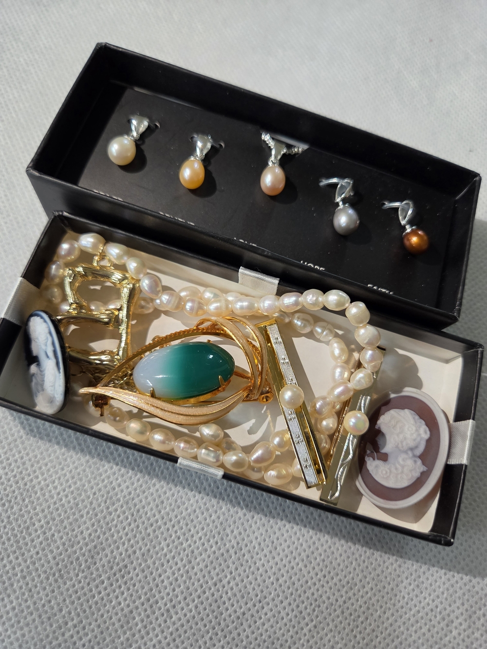 Classic Pearl and Green Stone Brooch Necklace Set - Unbranded